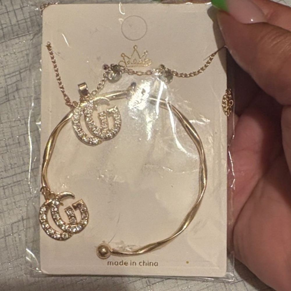 Fashion Gold-Tone Crystal Interlocking Circle Bracelet and Necklace Set NWOT